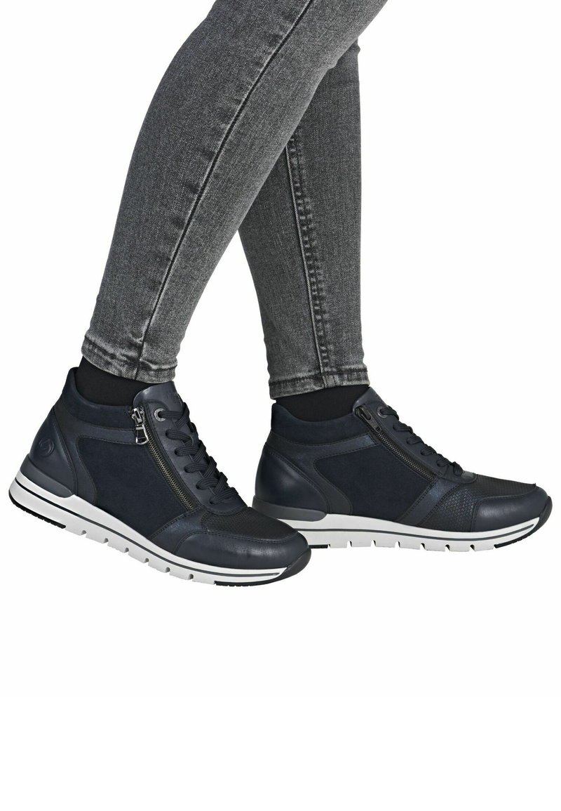 Zapatillas altas de marina, hechas de cuero y gamuza, con un cierre lateral, paneles texturizados y una suela blanca con detalles en negro.