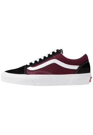 Low-top sneaker med bordeaux tekstureret stof, sort ruskind på tå og hæl, hvid side stribe, hvide snørebånd og tyk hvid gummisål.