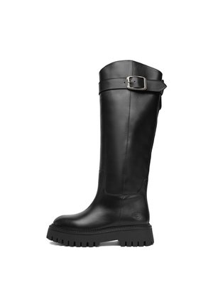 Stivale in pelle nero fino al ginocchio con suola robusta e cinturino regolabile con fibbia in metallo vicino alla parte superiore.