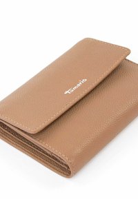 Portafoglio in pelle marrone con texture, chiusura a linguetta, cuciture bianche e logo impresso sulla parte anteriore. Design compatto e rettangolare.