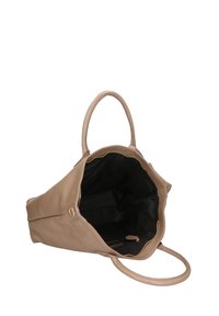 Beige leren tote bag met een zachte textuur, open bovenkant en zwarte stoffen interieur. Inclusief een ritsvak en dubbele handgrepen.