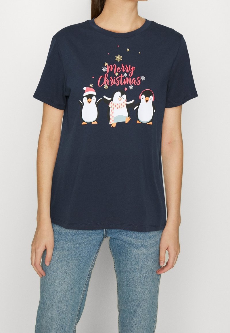 Mörkblå T-shirt med tre tecknade pingviner, en med tomteluva, en med scarf, en med hörlurar, och texten "God Jul" ovanför.