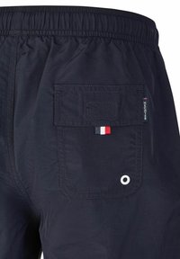 Marine zwemshort met een achterzak met een witte oog en een tri-kleur accentlabel. Het materiaal lijkt licht en glad te zijn.