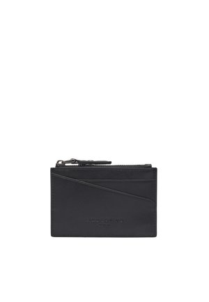 Portacarte in pelle nera con tasca frontale diagonale, uno scomparto con zip in alto e nome del marchio inciso in rilievo sul davanti.