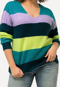 Sweter w paski w żywych odcieniach zieleni, niebieskiego i fioletu. Wykonany z miękkiej tkaniny, z dekoltem w serek i luźnym krojem.