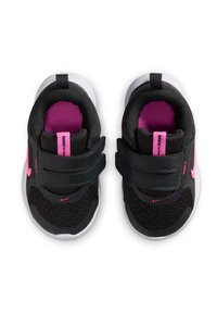 Zapatillas para toddlers en negro y rosa con suelas blancas, parte superior de malla y doble tira de Velcro, vistas desde arriba sobre un fondo blanco.
