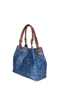 Sac à main en cuir bleu embossé avec des poignées marron cousues, décoré de motifs floraux et au design souple. Idéal pour une utilisation décontractée.