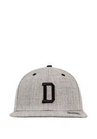 Szürke snapback sapka texturált anyagból, kiemelkedő fekete "D" betűvel az elején, valamint hat szellőzőlyukkal a tetején.