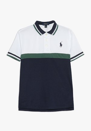 Poloshirt mit weißem Oberteil, grünen und dunkelblauen horizontalen Streifen, Knopfleiste und kleinem besticktem Logo auf der Brust.