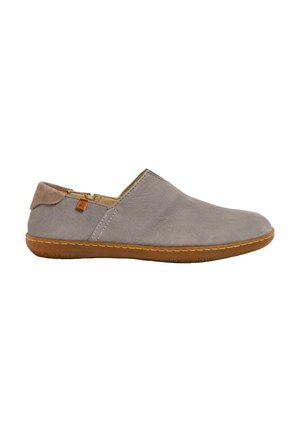 Szare skórzane buty typu slip-on z miękkim zamszowym tyłem, okrągłym noskiem i kontrastującą brązową podeszwą. Posiadają minimalne szwy i prosty design.