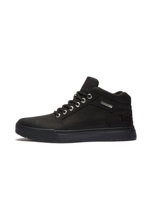 Zwarte mid-top sneaker met vetersluiting, gevoerde kraag, merklabel aan de zijkant en gestructureerde rubberen zool.