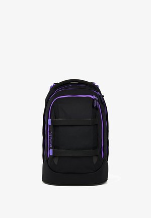 Schwarzer Rucksack mit lila Akzenten, rechteckige Form, mit mehreren Fächern, verstellbaren Riemen und vorderen Schnallenriemen.