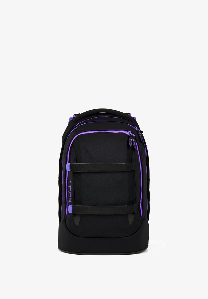 Sac à dos noir avec des accents violets, de forme rectangulaire, disposant de plusieurs compartiments, de bretelles réglables et de sangles à boucles à l'avant.