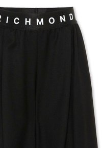 Pantaloni neri in tessuto testurizzato, con una vita alta caratterizzata da una fascia ampia con "RICHMOND" stampato in lettere bianche in grassetto.