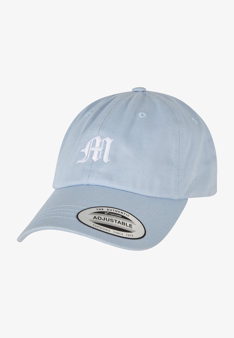 Gorra ajustable de color azul claro hecha de tela de algodón. Cuenta con una "M" bordada en blanco en la parte frontal, con un ala curva y agujeros de ventilación.