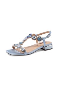 Sandal in satin blu con accenti decorativi di gemme, apertura sulla punta e cinturino regolabile alla caviglia. Presenta un tacco basso a blocco per stabilità.