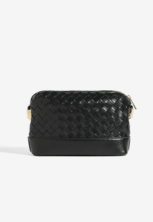 Borsa in pelle nera con texture intrecciata, chiusura con zip e dettagli in metallo color oro. Forma rettangolare arrotondata con un pannello inferiore liscio.