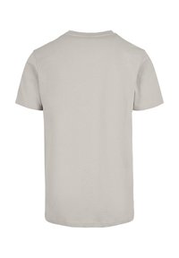 Světle šedé bavlněné tričko s krátkými rukávy, kulatým výstřihem a hladkou strukturou. Na zadní straně nejsou žádné viditelné vzory nebo grafika.