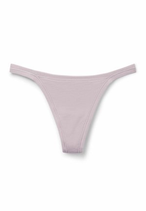 Licht mauve katoenen string met smalle tailleband en zichtbare stiksels op een witte achtergrond.