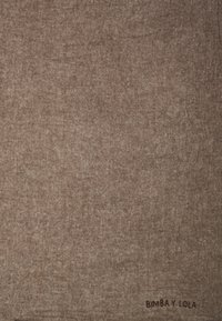 Brązowa tkanina o teksturowanej powierzchni i miękkim wykończeniu, z subtelnym wzorem. Małe logo "Bimba y Lola" w dolnym rogu.
