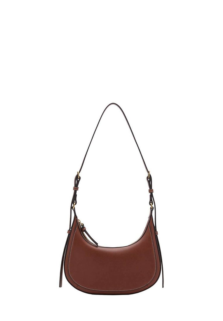 Bolso de piel marrón con forma curva, correa ajustable negra y detalles de costura blanca. Diseño minimalista, sin hardware visible.