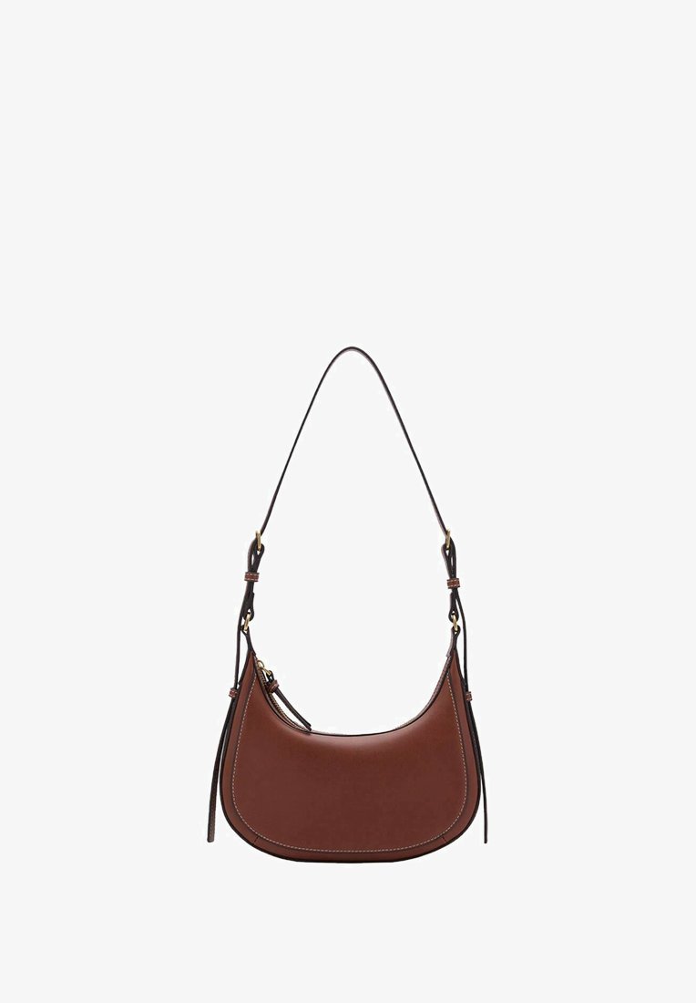 Borsa a tracolla in pelle marrone con forma curva, tracolla nera regolabile e dettagli di cucitura bianca. Design minimalista, senza hardware visibile.