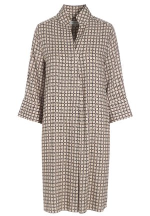 Beige jurk tot op de knie met driekwartmouwen en een geometrisch kettingpatroon in donkerbruin en zwart.