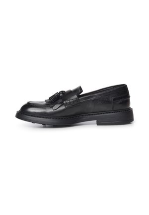 Mocasín negro de cuero con borlas, puntera tipo mocasín cosida y tacón bajo y grueso, mostrado de perfil sobre un fondo blanco.