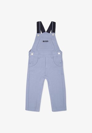Salopette azzurra chiara con bretelle regolabili di colore blu scuro, accessori in metallo argentato, tasche frontali e logo ricamato sul petto.