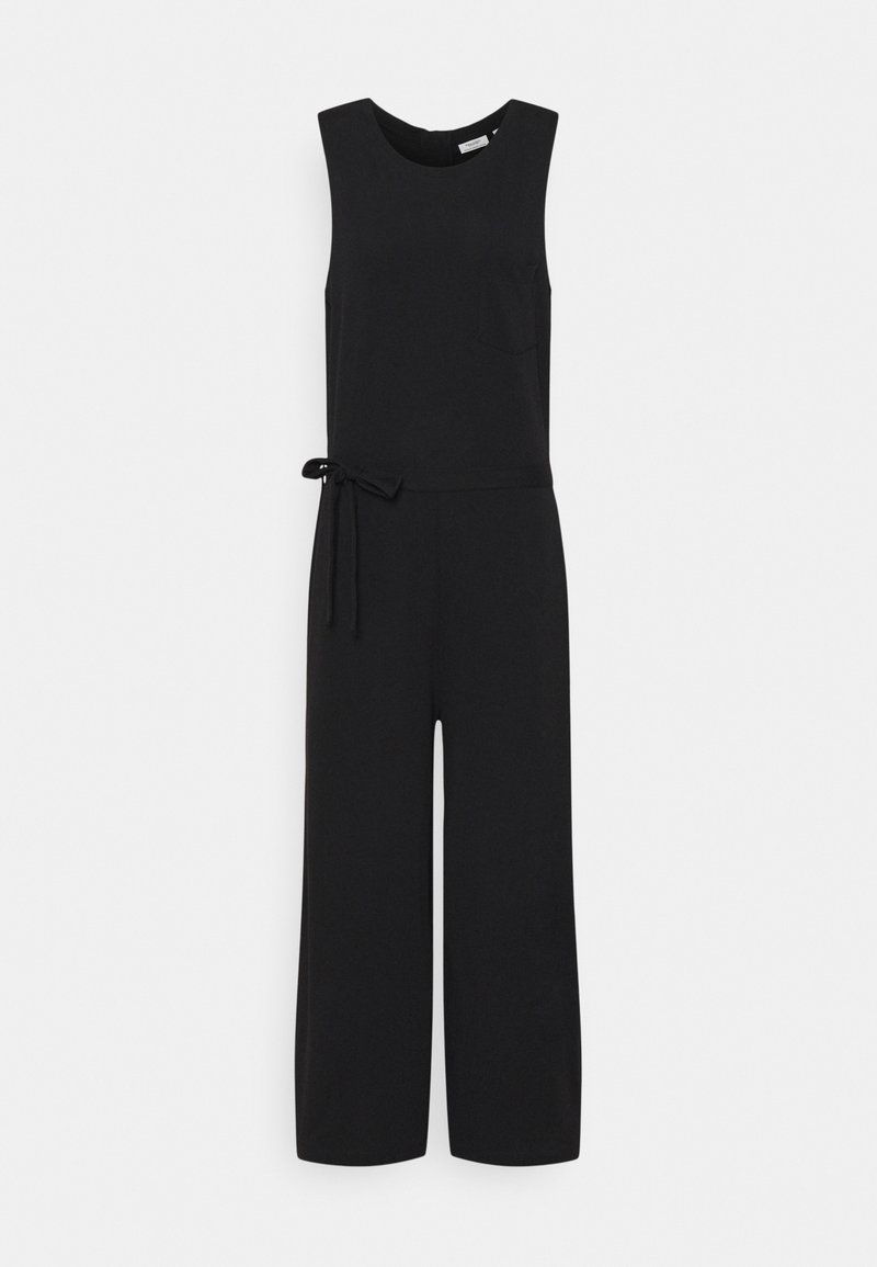 Combinaison noire sans manches à jambes larges, col rond, petite poche poitrine et ceinture à la taille sur un fond uni.