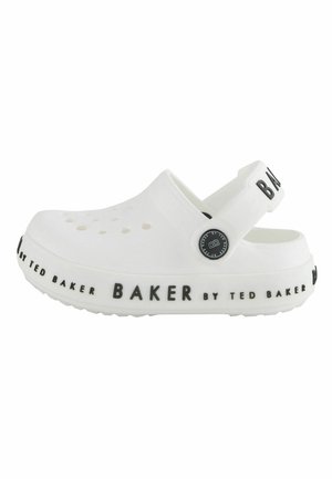 Weiße Clogs aus leichtem Material, mit einem Riemen an der Rückseite, Belüftungslöchern und schwarzer Schrift auf der Sohle, die "BAKER by TED BAKER" liest.