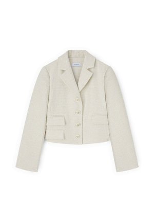 Blazer cropped color crema con texture, rever a incavo, quattro bottoni e due tasche con pattina, posato disteso su uno sfondo bianco.