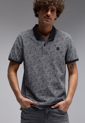 Grau gemustertes Poloshirt mit schwarzem Kragen und Bündchen. Verfügt über zwei Knöpfe am Hals und ein Logo-Patch auf der Brust. Weicher Stoff.