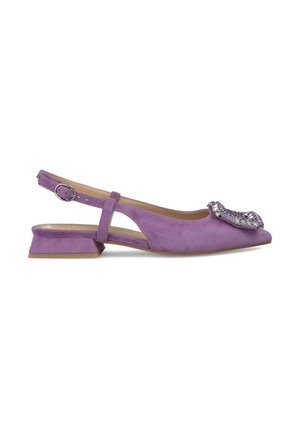 Chaussure slingback en daim violet avec un petit talon bloc, présentant un accent décoratif en rhinestone sur le bout et une lanière réglable.