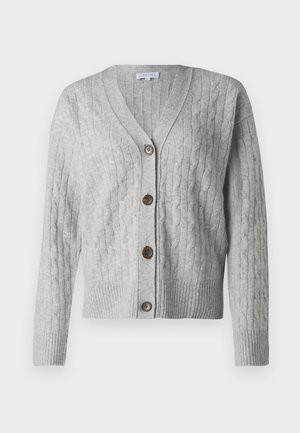 Grau gestrickte Cardigan mit V-Ausschnitt und fünf braunen Knöpfen, ausgestattet mit gerippten Bündchen und Saum für zusätzlichen Textur und Detail.