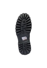 Suela de bota de goma negra con patrones de huella profundos y resistentes; superficie texturizada con un logo de marca rectangular cerca del centro.