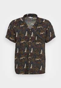 Camicia a maniche corte con bottoni in tessuto blu scuro, caratterizzata da un motivo floreale e animale. Presenta un colletto da campeggio e bottoni in legno.