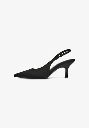 Escarpin à talon slingback noir avec bout pointu, en matériau lisse. Présente un design découpé et un talon élégant et brillant. Forme simple et élégante.