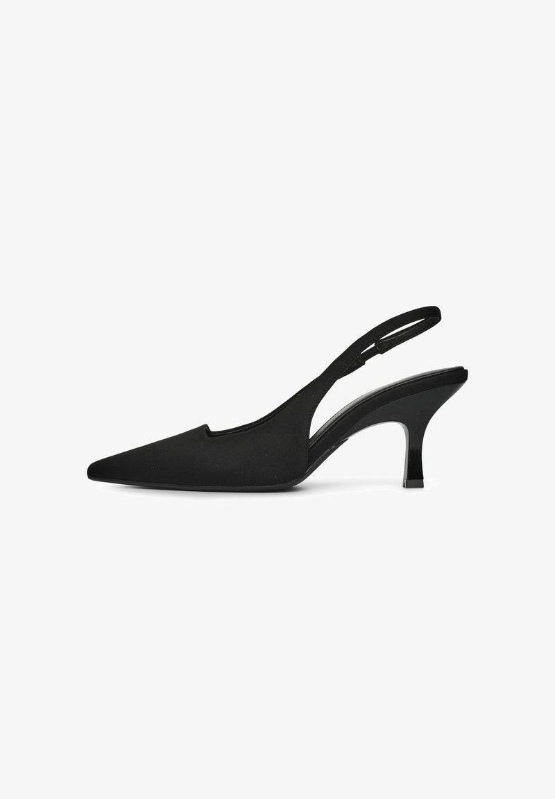 Tacco slingback nero con punta a contrasto, realizzato in materiale liscio. Presenta un design con ritagli e un tacco lucido e affusolato. Forma semplice ed elegante.