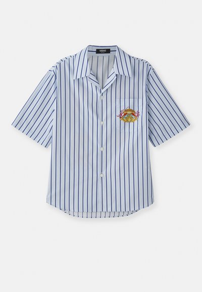 Krátký rukáv, modro-bíle pruhovaná košile s knoflíkovým zapínáním vpředu, náprsní kapsou a vyšitým designem kraba. Měkká tkanina, uvolněný střih.