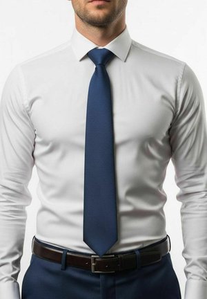 Weißes Hemd mit langen Ärmeln, kombiniert mit einer einfarbigen dunkelblauen Krawatte, strukturiertem Stoff und einem dunklen Gürtel an marineblauen Hosen.