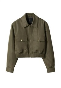 Kurz geschnittene olivgrüne Jacke aus glattem Stoff, mit Reißverschluss vorne, zwei Brusttaschen mit Knopfklappen und elastischem Bund.