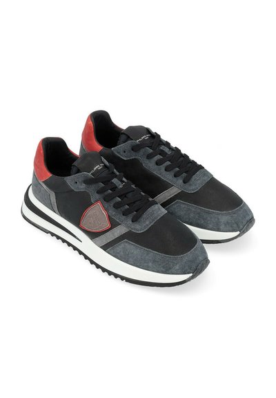 Sneakers da uomo in suede nero e grigio con dettagli in pelle rossa. Presentano una suola in gomma e un dettaglio a striscia grigia a contrasto.