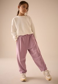 Next REGULAR FIT - BARREL  JOGGERS - Verryttelyhousut - pink washed
