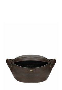 Bruine leren tas met een gestructureerde afwerking, ronde vorm en een bovenste ritssluiting. Binnenin is het zwart, met een logo aan de voorkant.