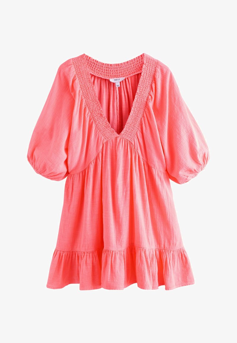 Robe courte corail rose avec un profond décolleté en V, un bord smocké, des manches bouffantes jusqu'au coude, une taille froncée et un ourlet à volants.
