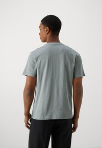Only & Sons ONSPERRY LIFE LEAF POCKET TEE - T-shirts med print - castor gray