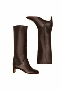 Hnědé kožené kotníkové boty s elegantním designem, špičatou špičkou a krátkým podpatkem. Hladká textura s minimem ševních detailů.
