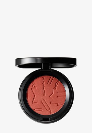 Trousse de maquillage noire compacte ouverte révélant une poudre pressée terracotta mate avec des motifs abstraits embossés à l'intérieur.