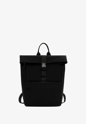 Sort rygsæk med rulletopdesign, justerbare stropper, frontlomme med lynlås, glat tekstur og låsemekanisme. Holdbart, minimalistisk stil.